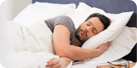 Man sleeping deeply thanks to sleep apnea therapy